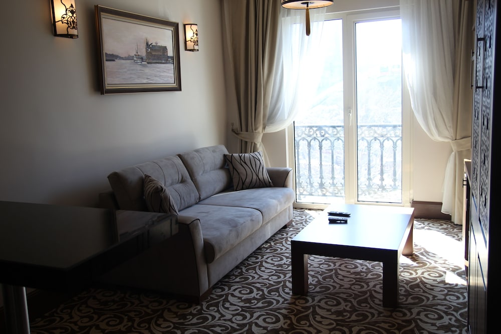 K SUITES HOTEL 33/58