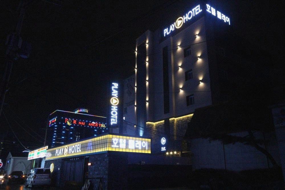 Play Hotel 10/76