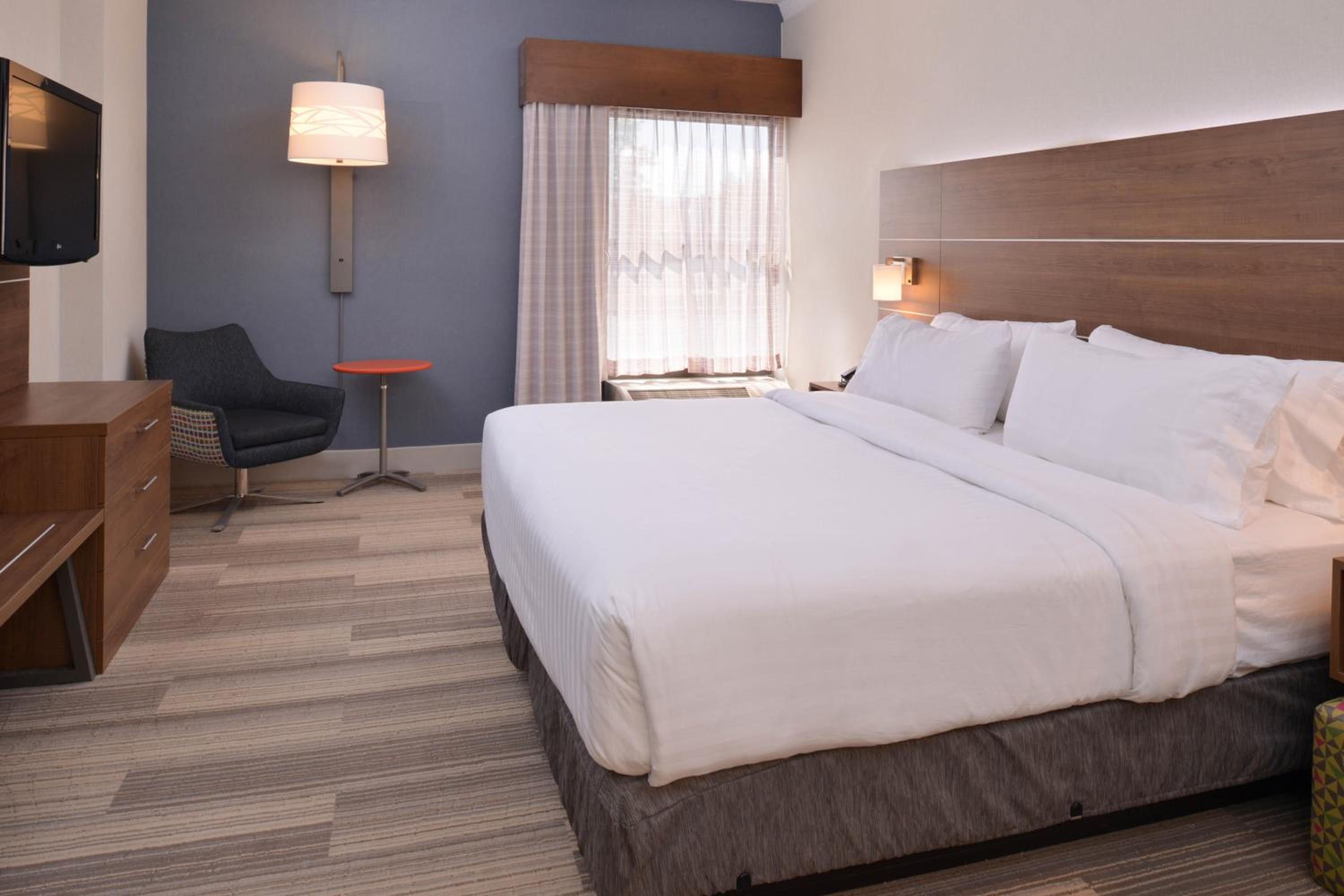 جناح بسرير كينج مع أريكة لذوي الإعاقة