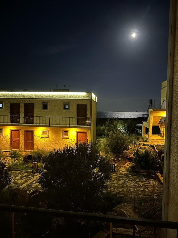 Sukha Inn Otel & Beach 1/50