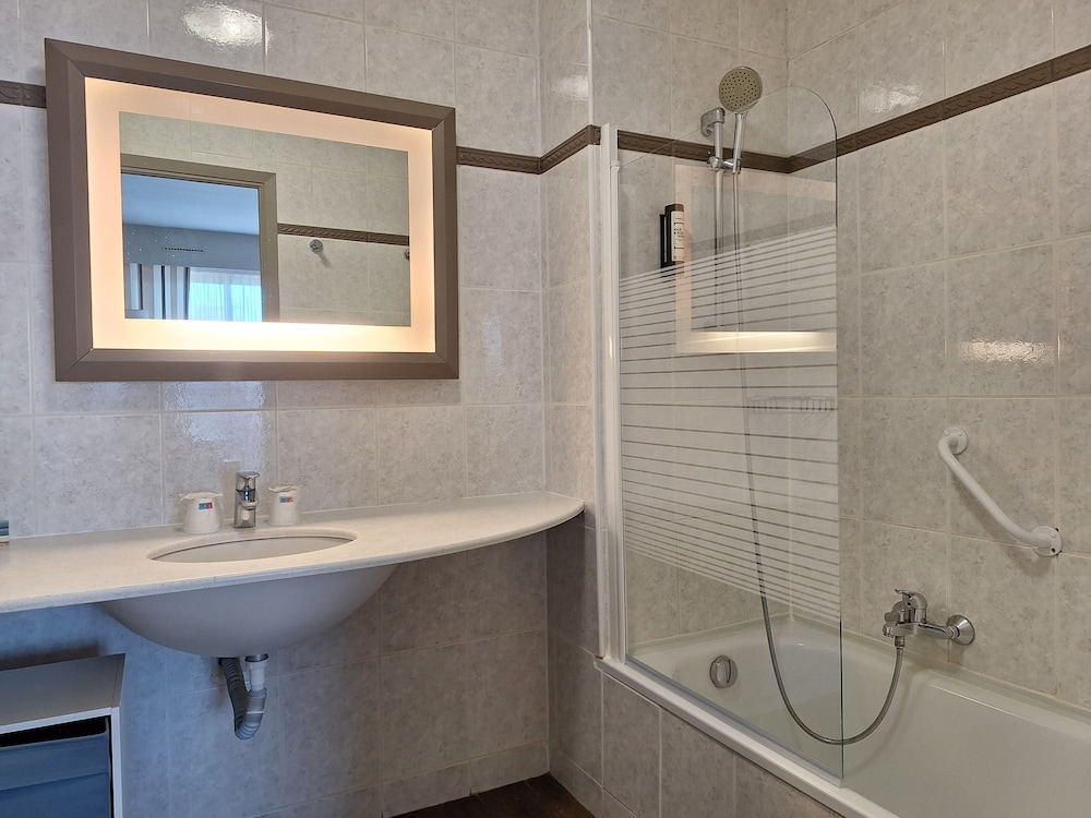 The Originals Boutique, Hotel Les Strelitzias, Antibes Juan-Les-Pins 58/60