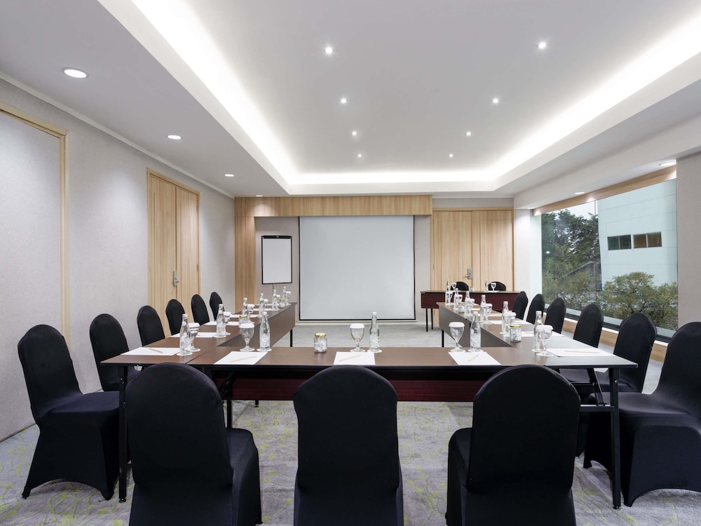 MERCURE JAKARTA SIMATUPANG 66/72
