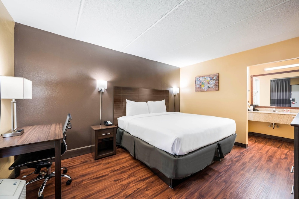 Standard, King Bed, Smoking, Econo Lodge Columbus near Airport 4/6