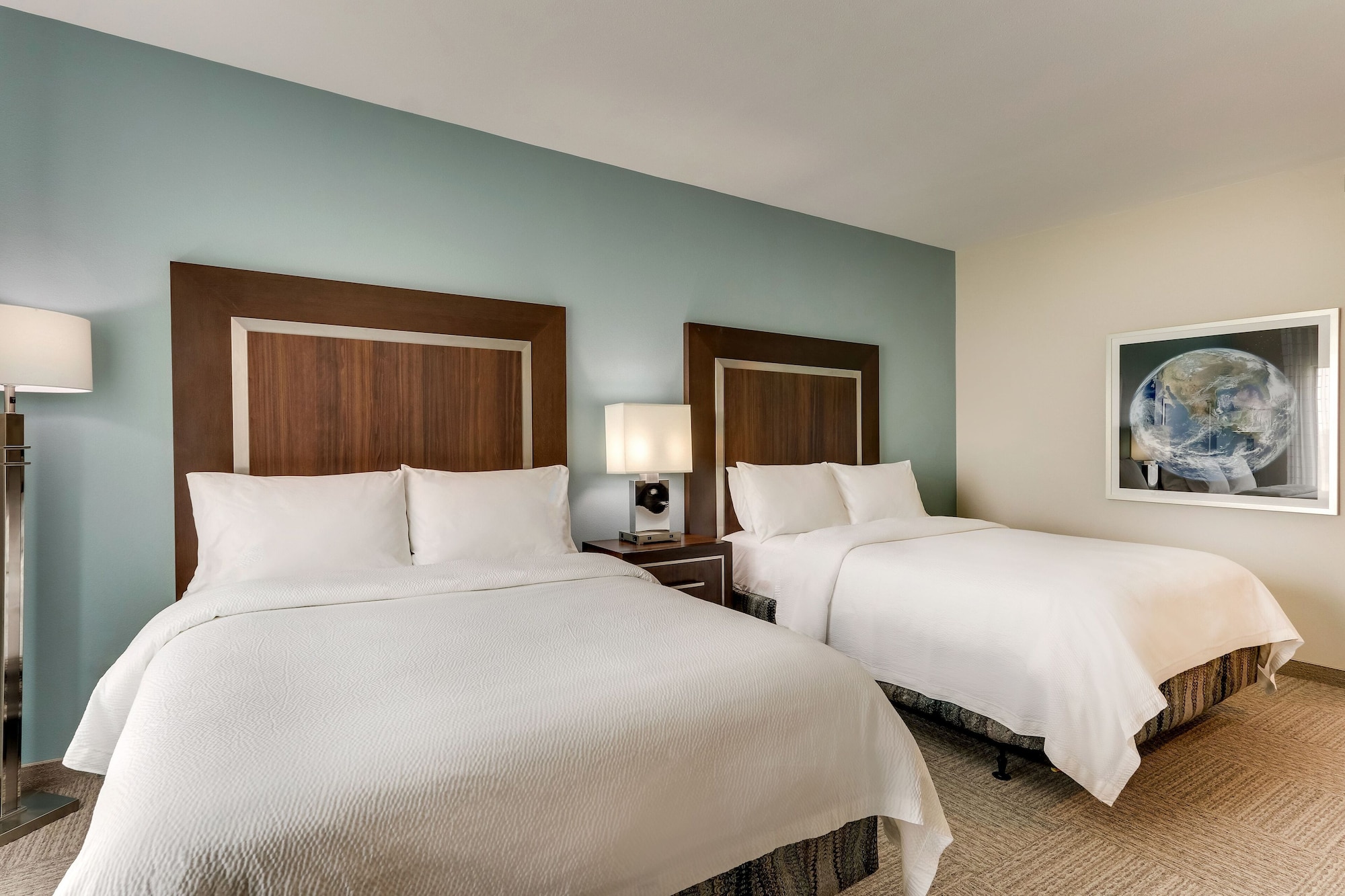 studio, 2 queen beds