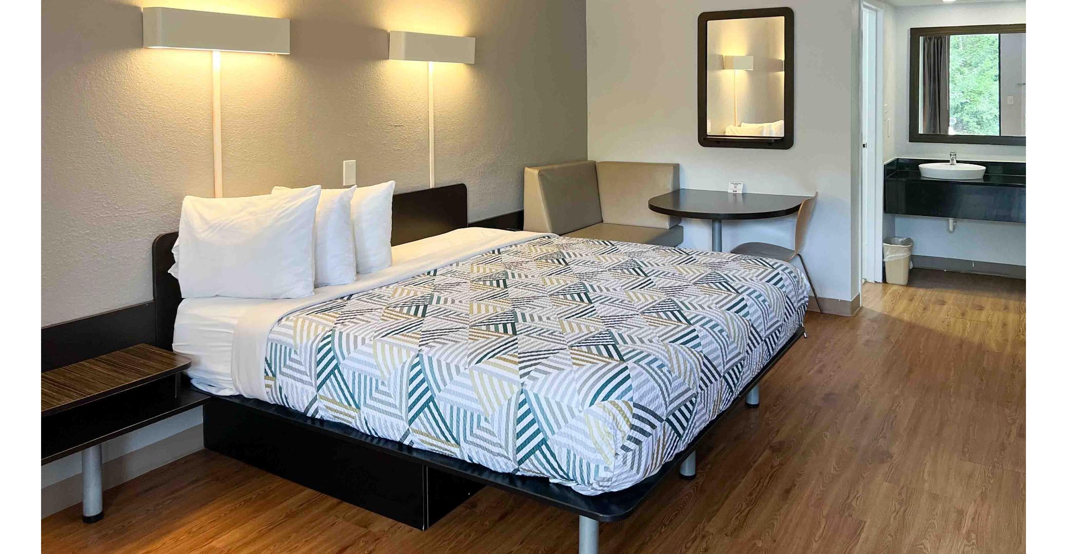 1 King Bed - Smoking, Micfridge