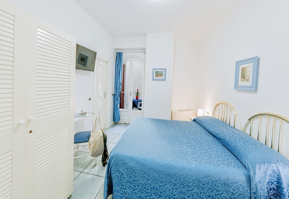 ECONOMY, DOUBLE OR TWIN BED