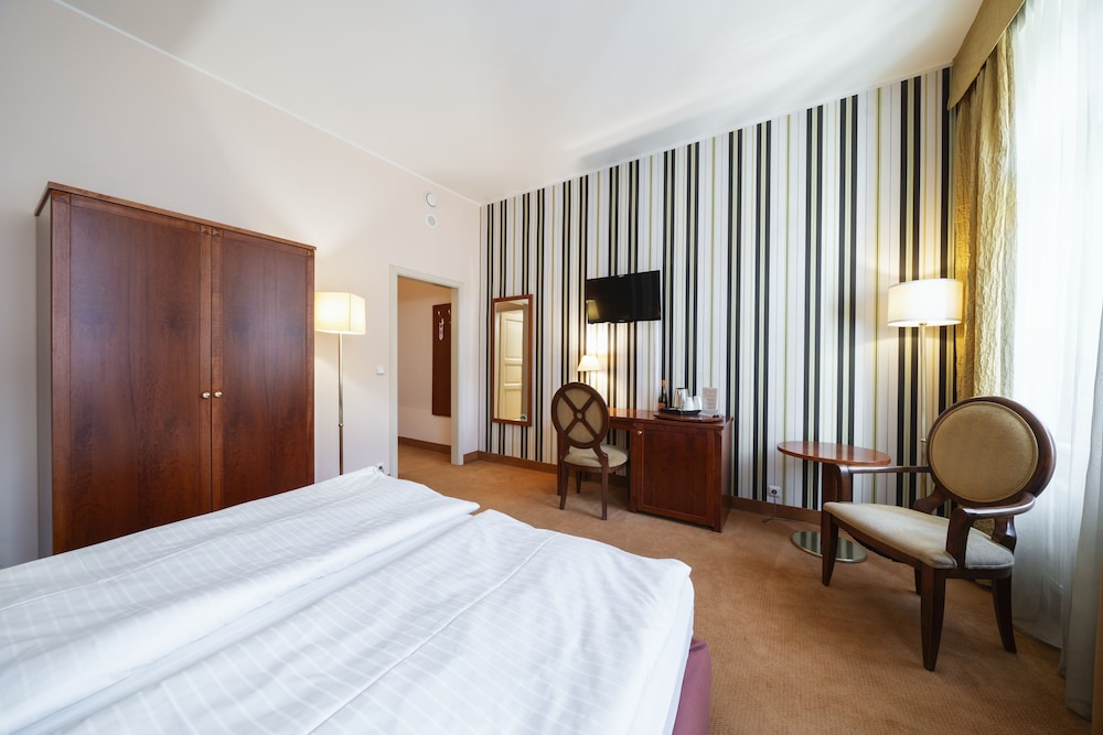 ROOM, TWIN BEDS