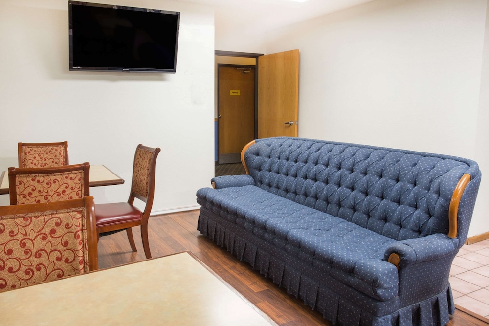 Super 8 by Wyndham Monmouth IL 15/18