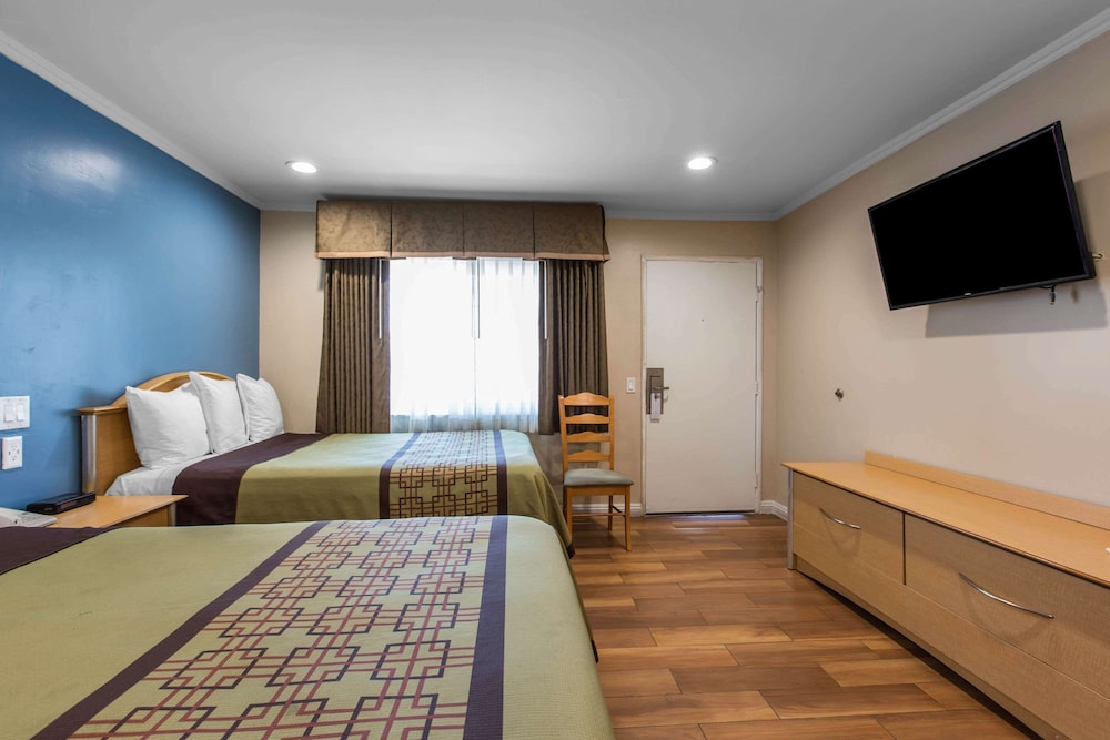 Rodeway Inn Escondido Downtown 16/34
