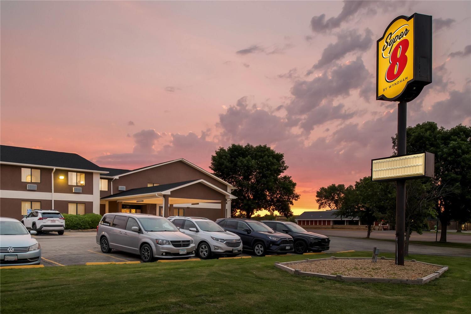 Super 8 By Wyndham Blue Earth 33/34