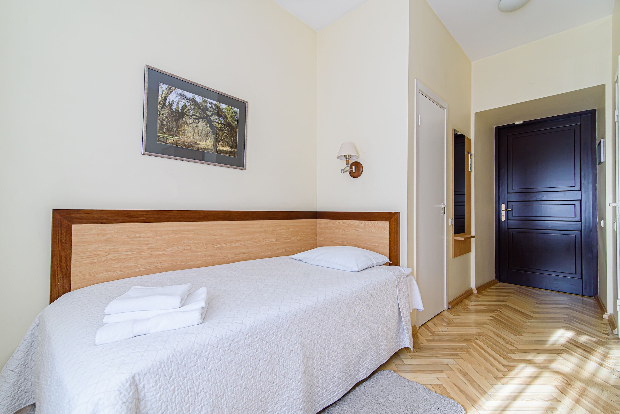 ROOM, SINGLE