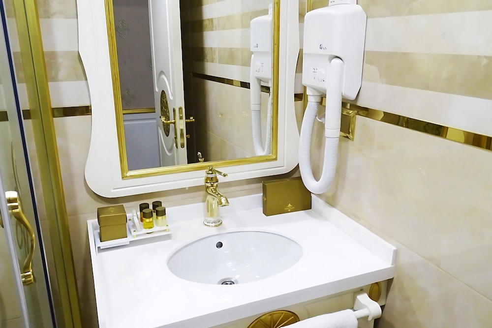HOTEL EMIRHAN PALACE 66/67