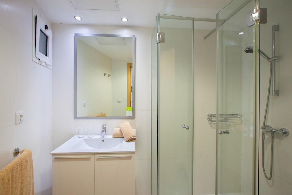 1 BEDROOM, APARTMENT, BALCONY OR TERRACE
