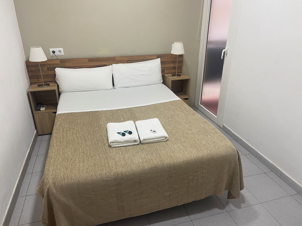 ROOM, DOUBLE BED, SHARED BATHROOM