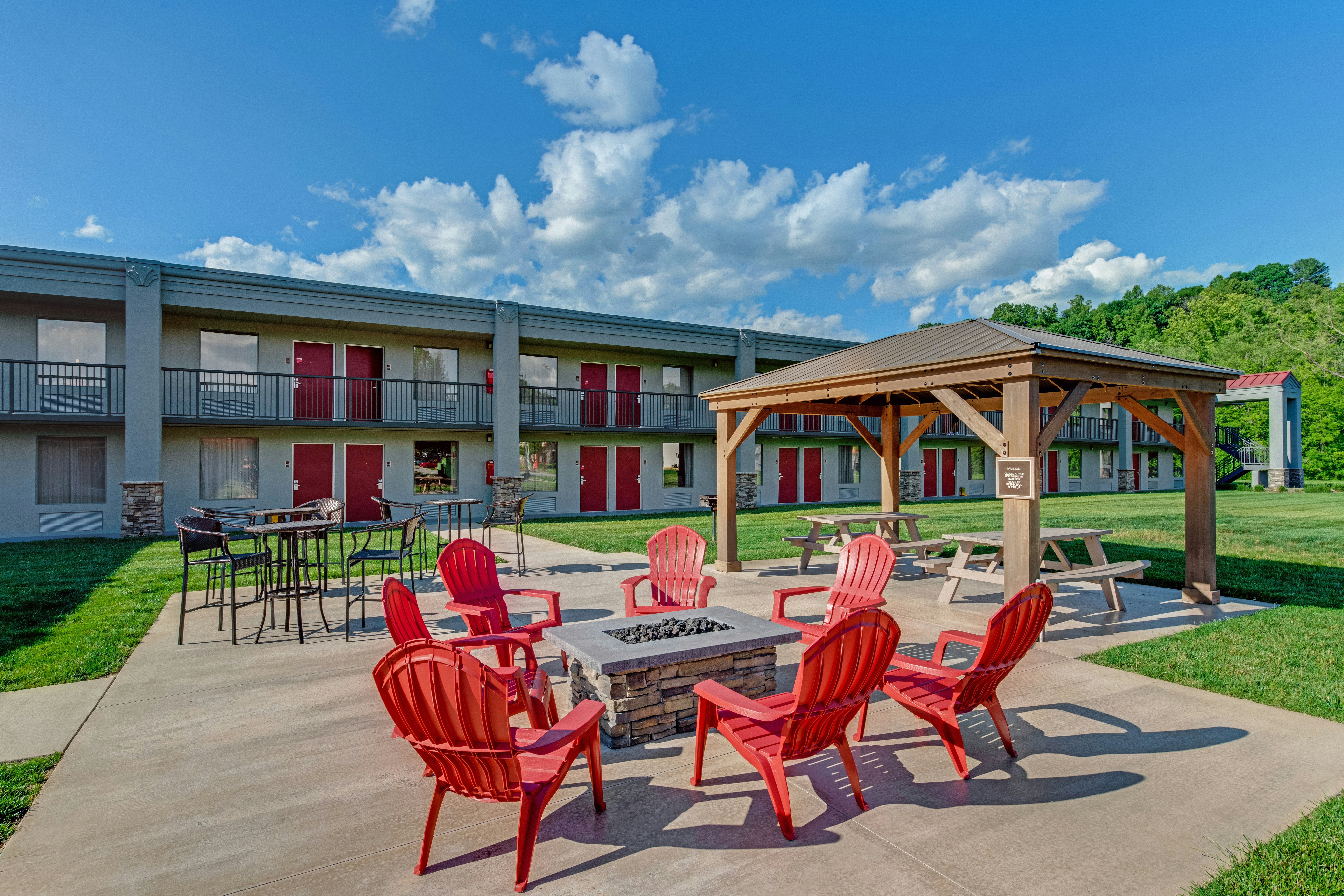 Red Roof Inn & Suites Wilkesboro 28/32