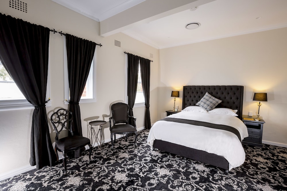 Premier, Queen Bed, Hill Side