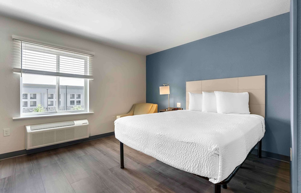 STUDIO, QUEEN BED