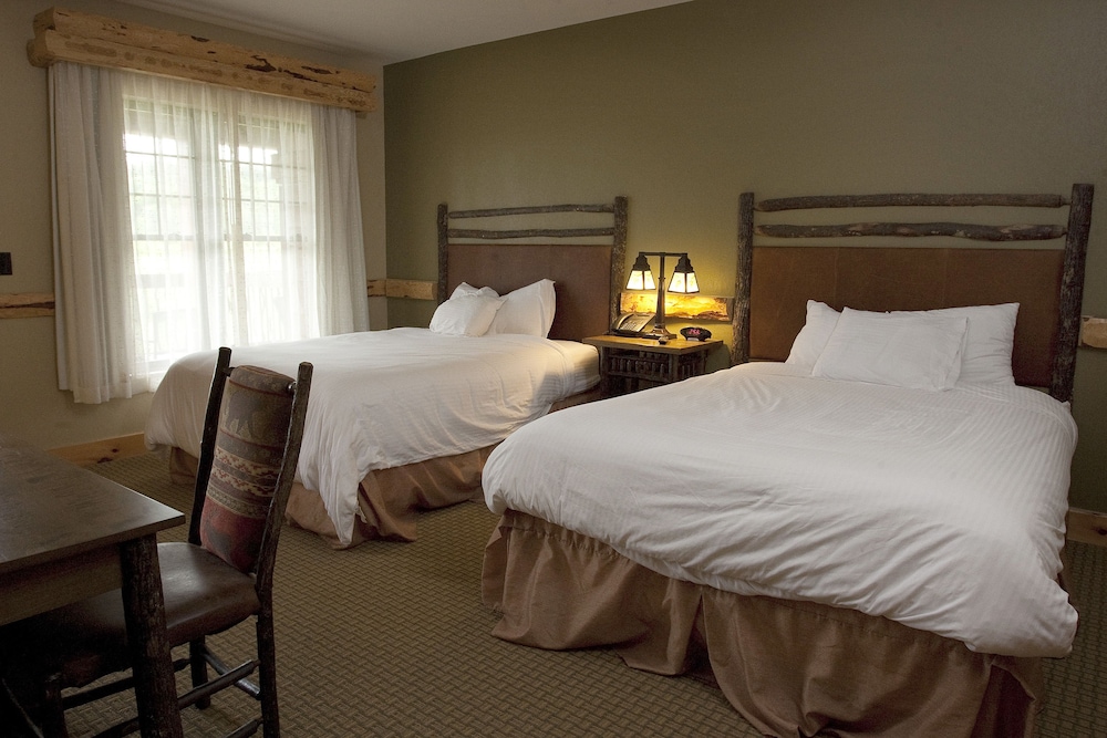 Cedar, River, Suite, 3 Queen Beds, 2 Sofa