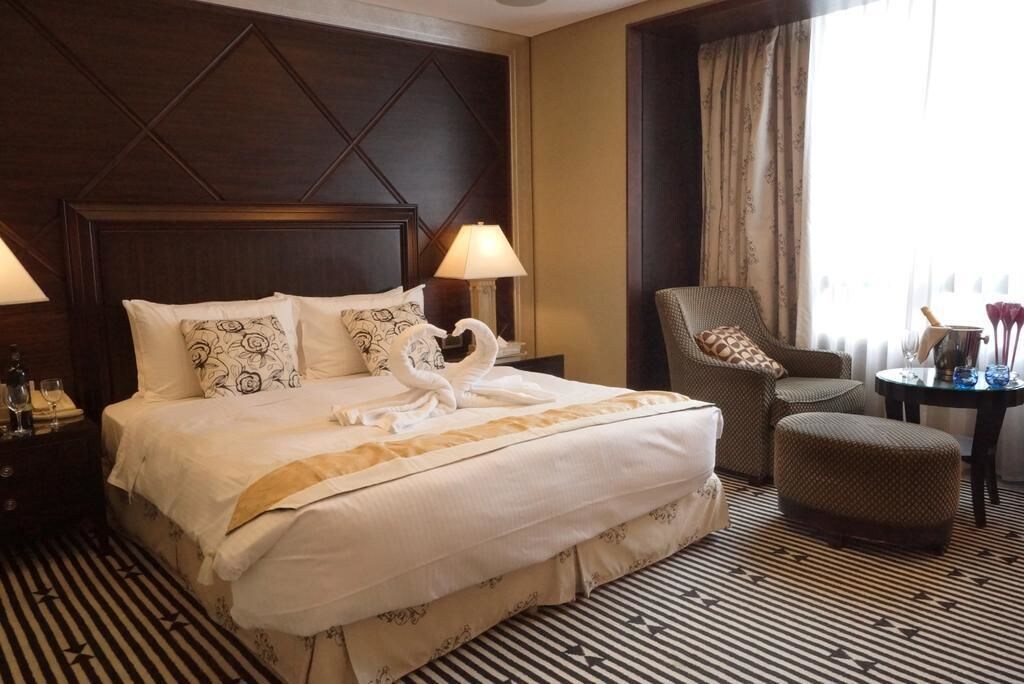 HONEYMOON, SUITE