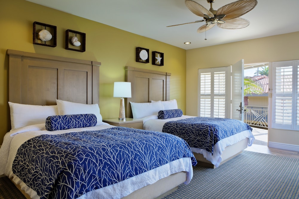 room, 2 queen beds, partial ocean view