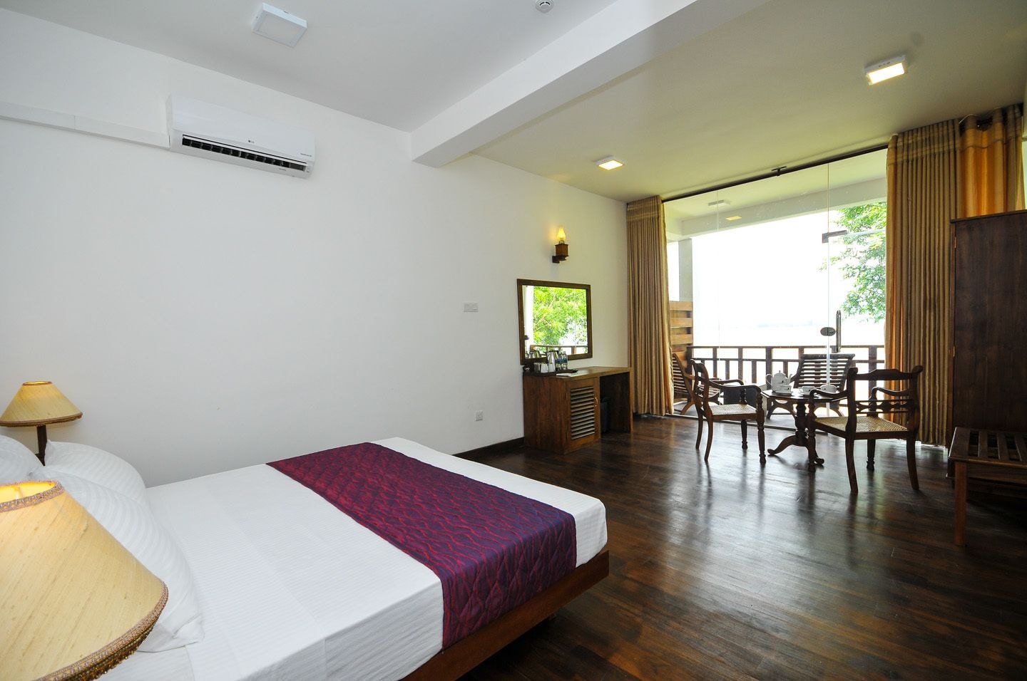 PREMIUM, DOUBLE OR TWIN BED, LAKE VIEW