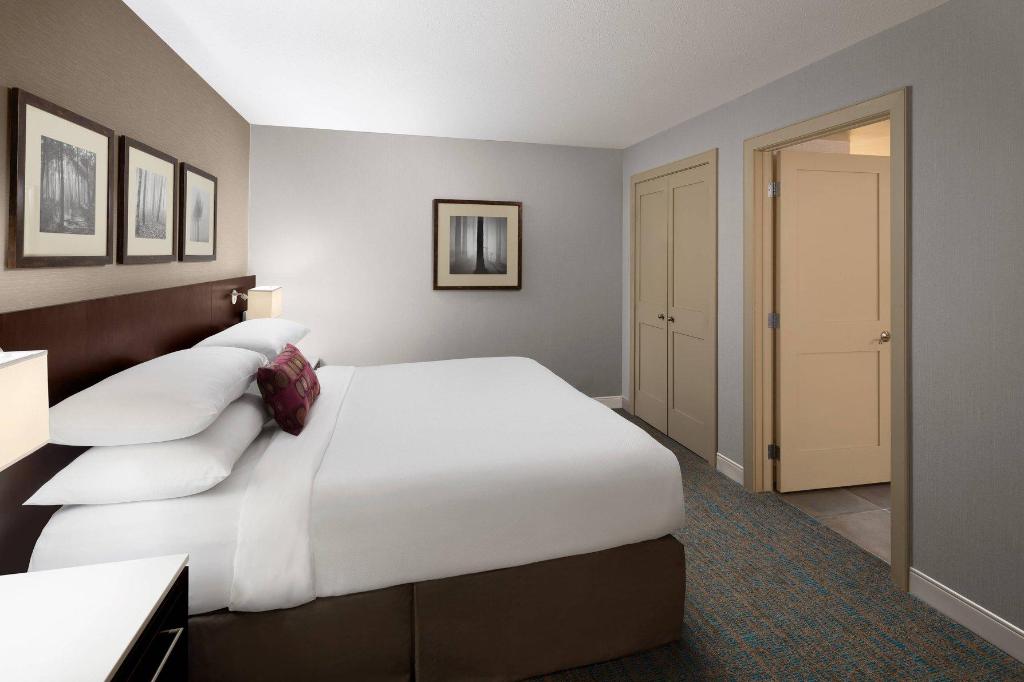 1 Bedroom, Executive, Suite, King Bed, Atrium View, Sofa, Jetted Tub, Balcony, Atrium Building