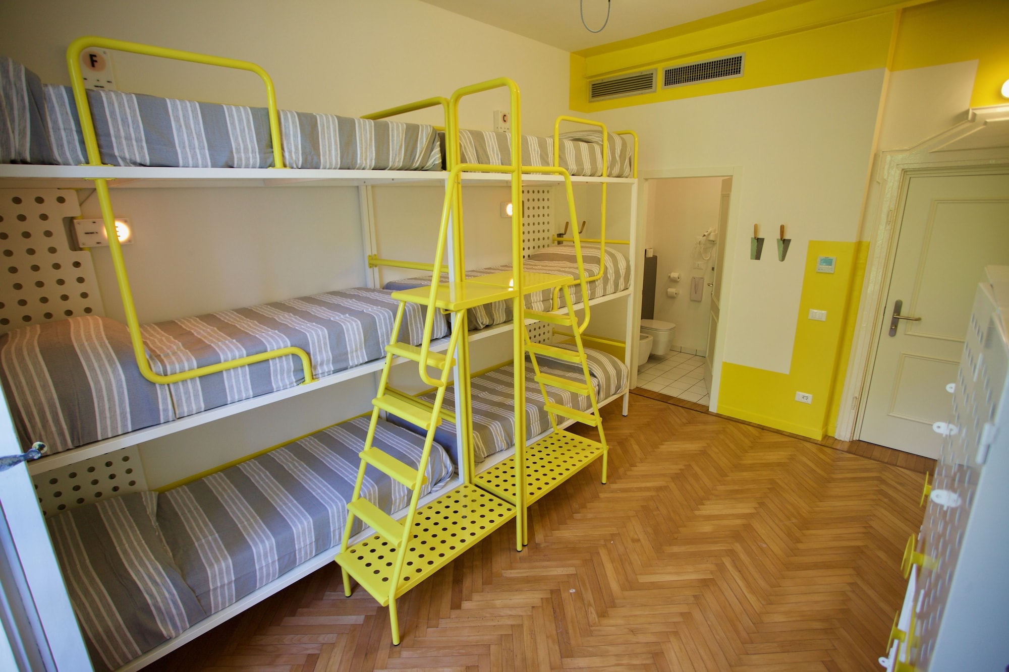MIXED DORM, 6 PEOPLE