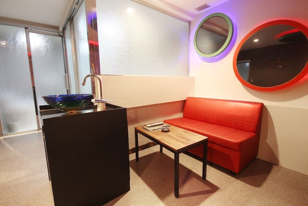 V Hotel 12/50