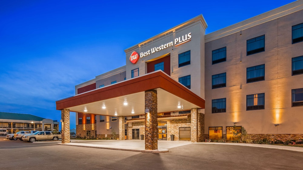 Best Western Plus Elizabethtown Inn & Suites 1/32