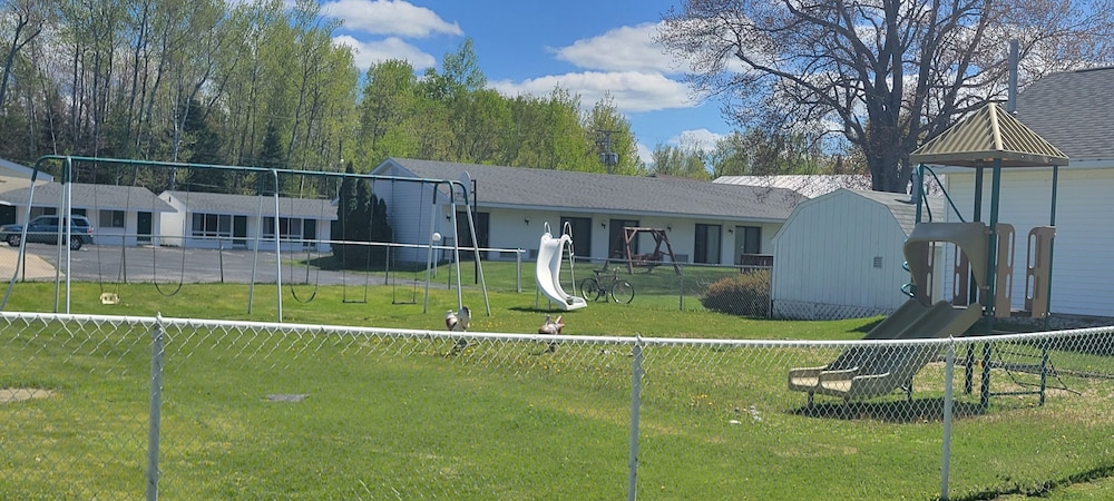 Mackinaw Budget Inn 32/50