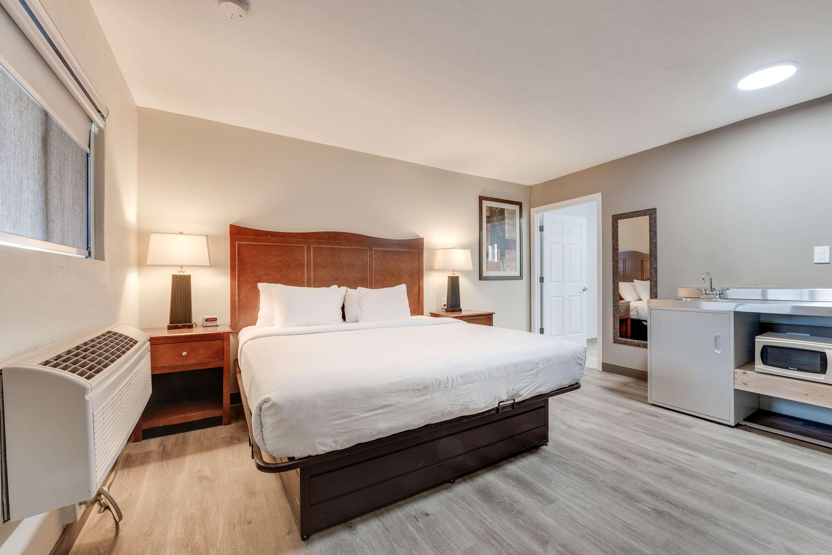 غرفة بسرير كينج، Suburban Studios Near Mesa Verde 3/5