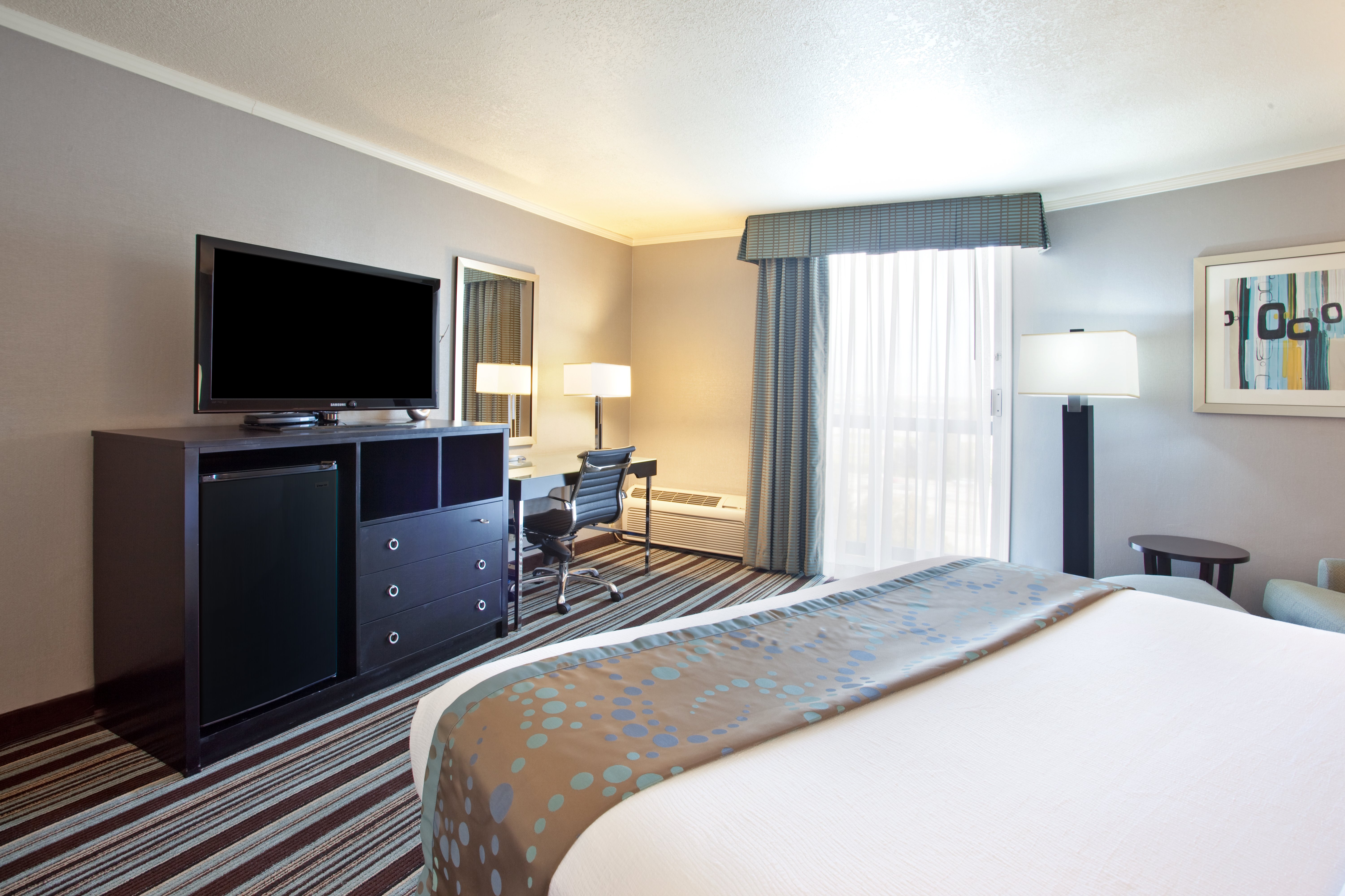 Holiday Inn Long Beach Airport 64/69