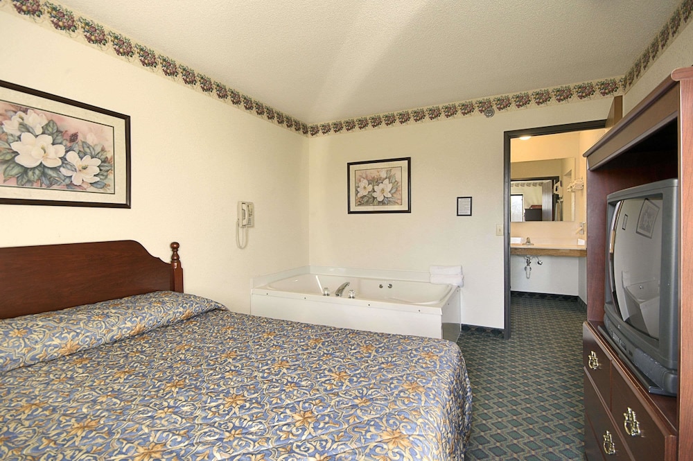 Travelodge by Wyndham Hudsonville 6/42