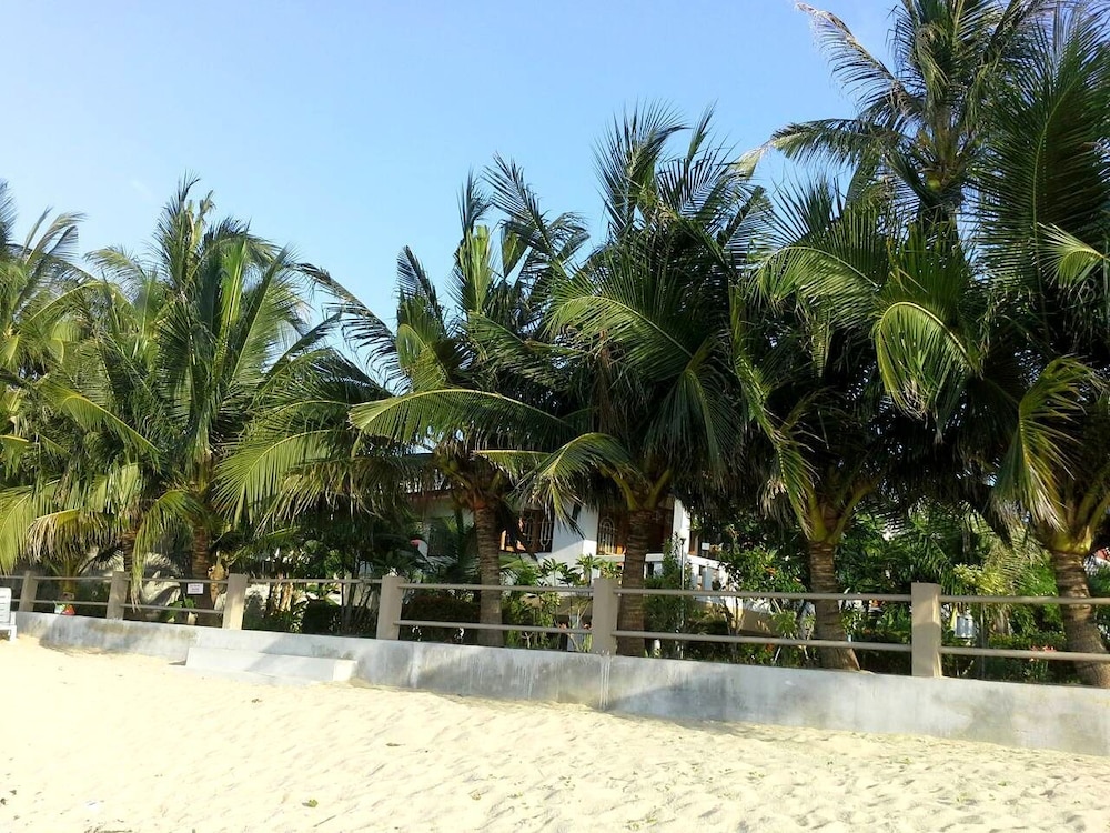 Krisada Beach Resort 48/56