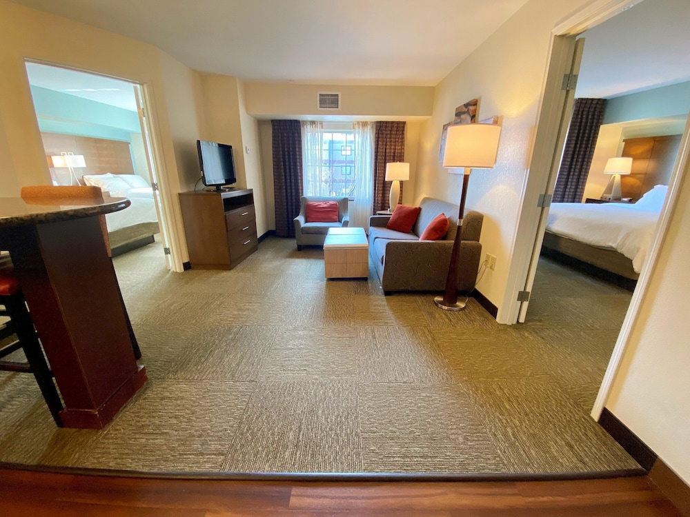 Suite, 1 King and 2 Double Beds, Kitchen, Staybridge Suites Great Falls 4/4