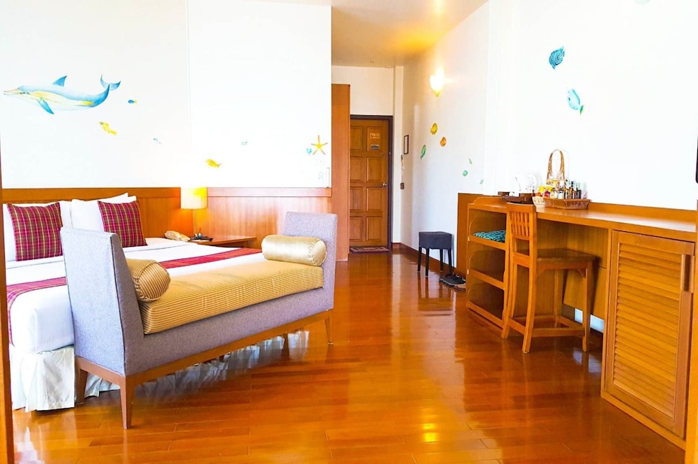 Birds & Bees Resort 30/68