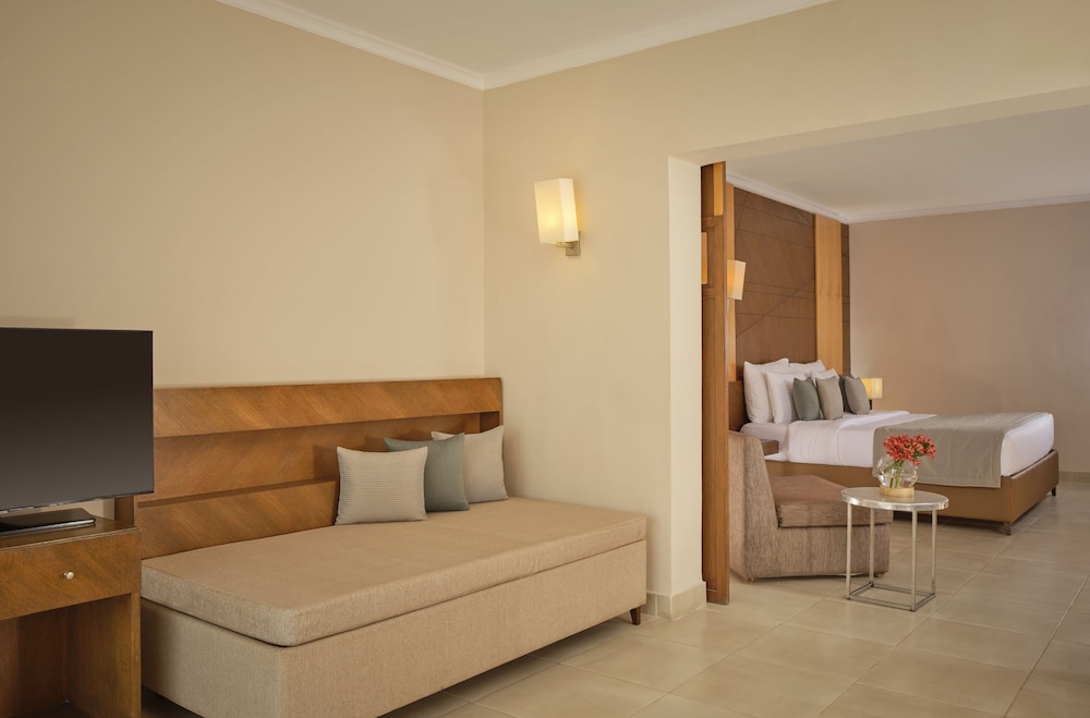 Coral Sea Water World Resort 36/73