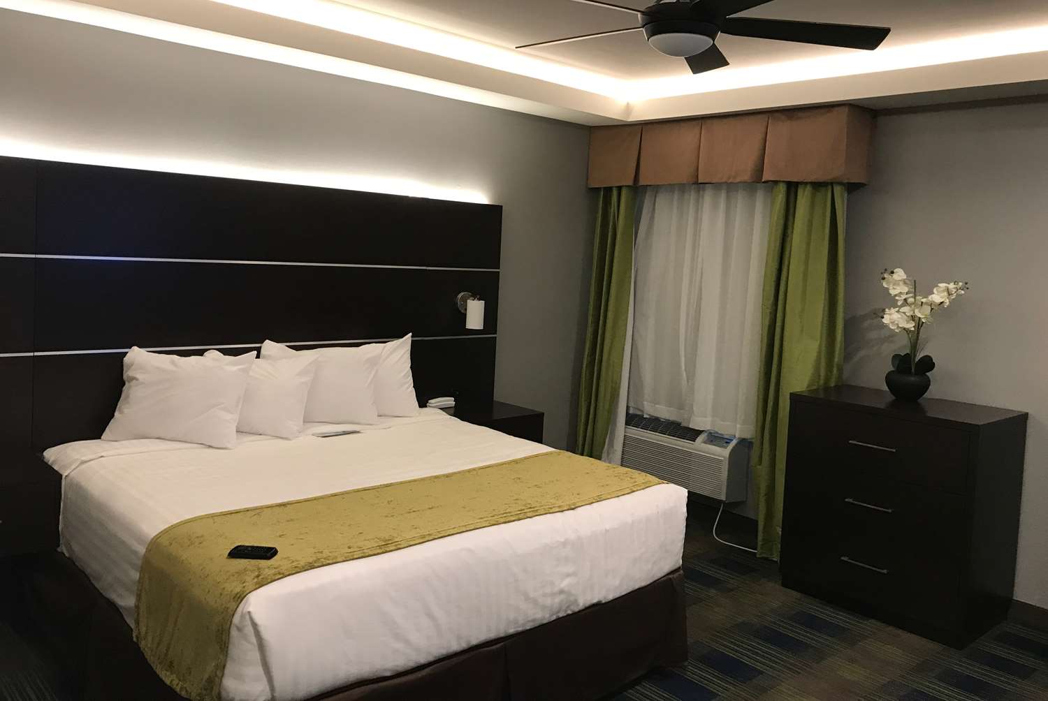 Days Inn & Suites by Wyndham Port Arthur 7/22