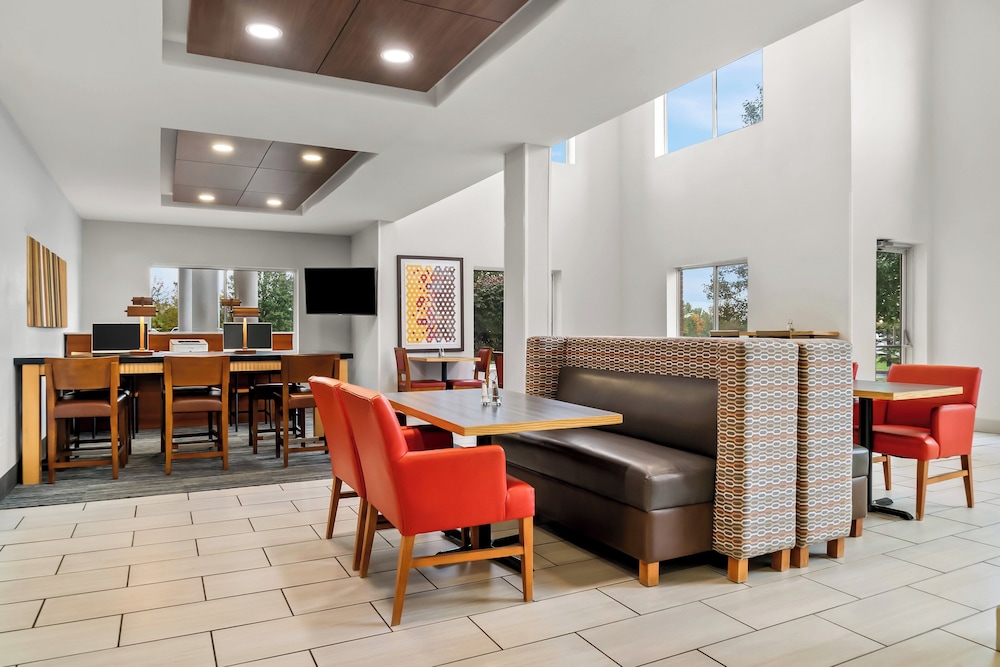 Holiday Inn Express Hotel And Suites Marion 41/68