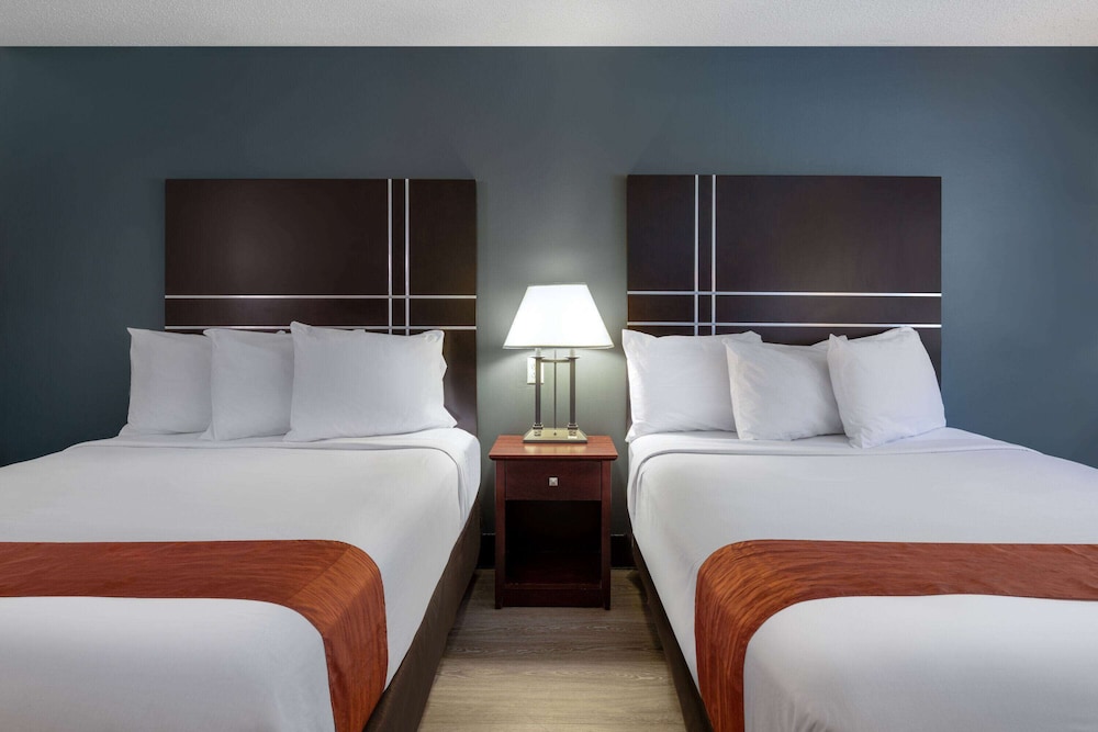 Travelodge by Wyndham Merrill 24/50