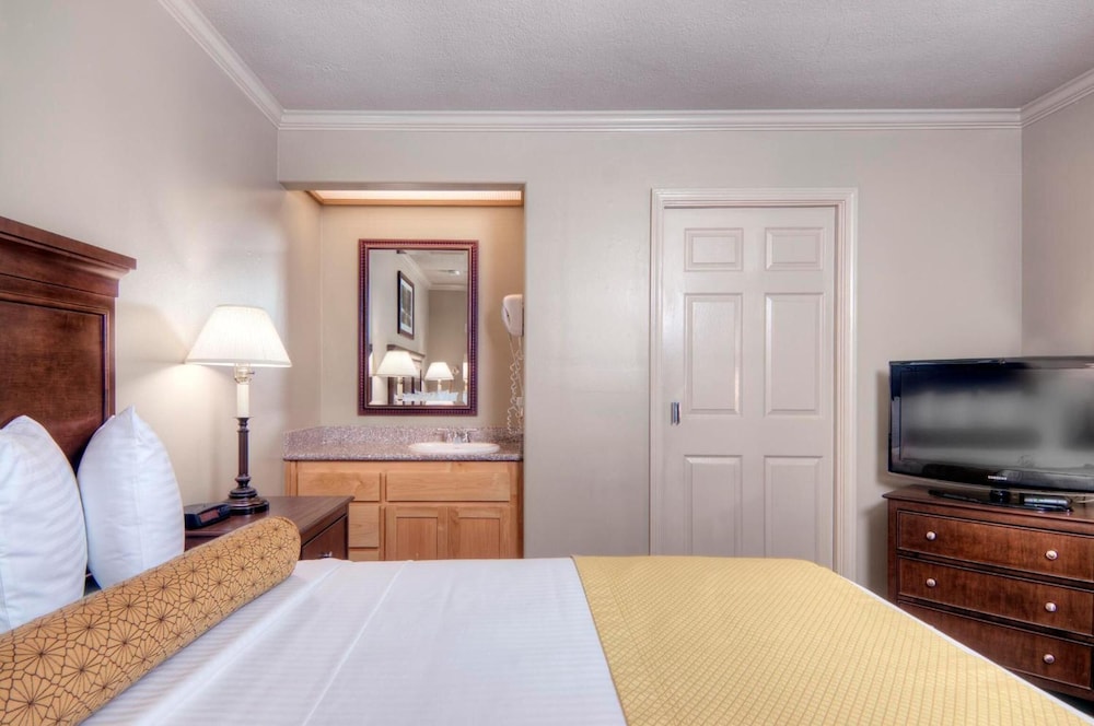University Park Inn & Suites 15/38