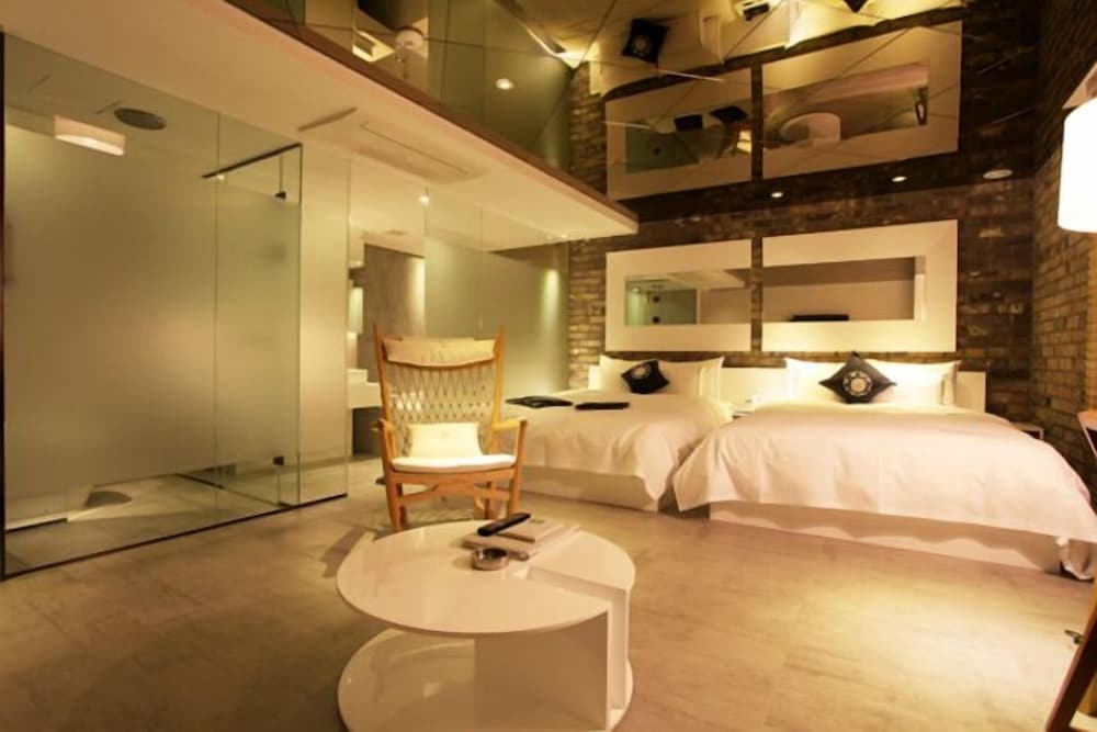 ROYAL, SUITE