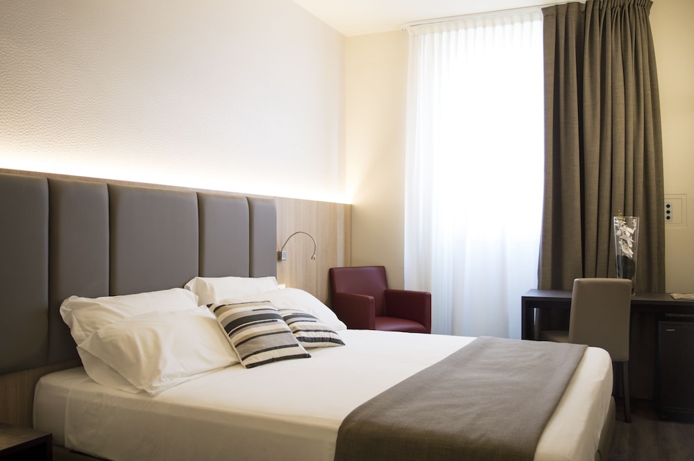 ROOM, DOUBLE OR TWIN BED