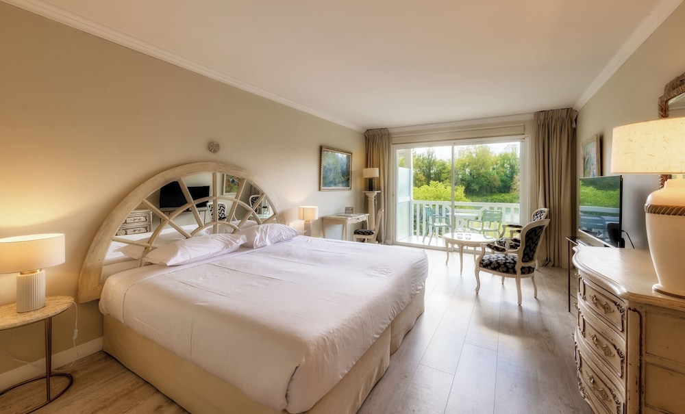 Relais and Chateaux Hotel La Reserve 3/37
