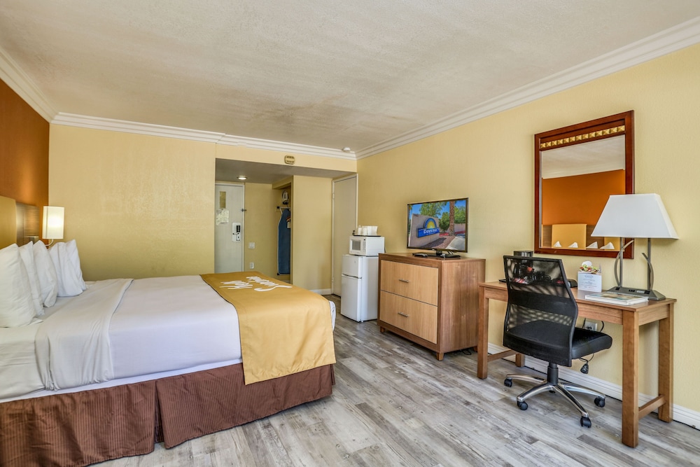 Days Inn by Wyndham Palm Springs 5/25