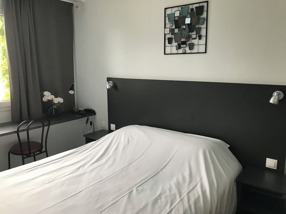 Brit Hotel Les Colonnes 8/21