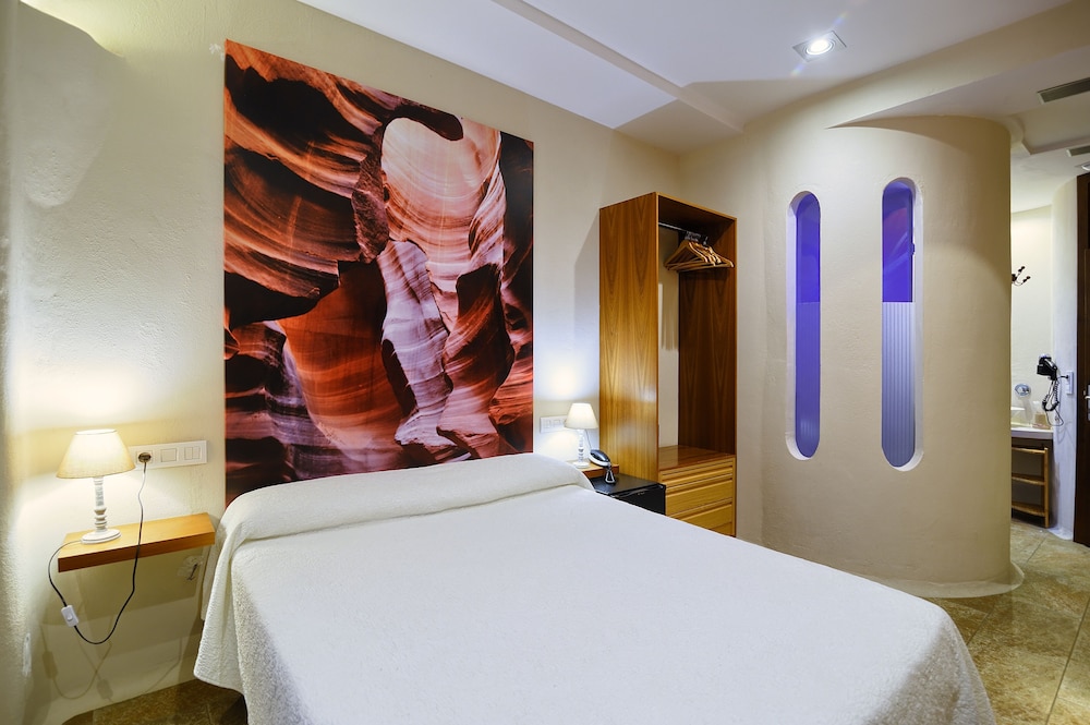 DELUXE, DOUBLE BED, INTERIOR VIEW