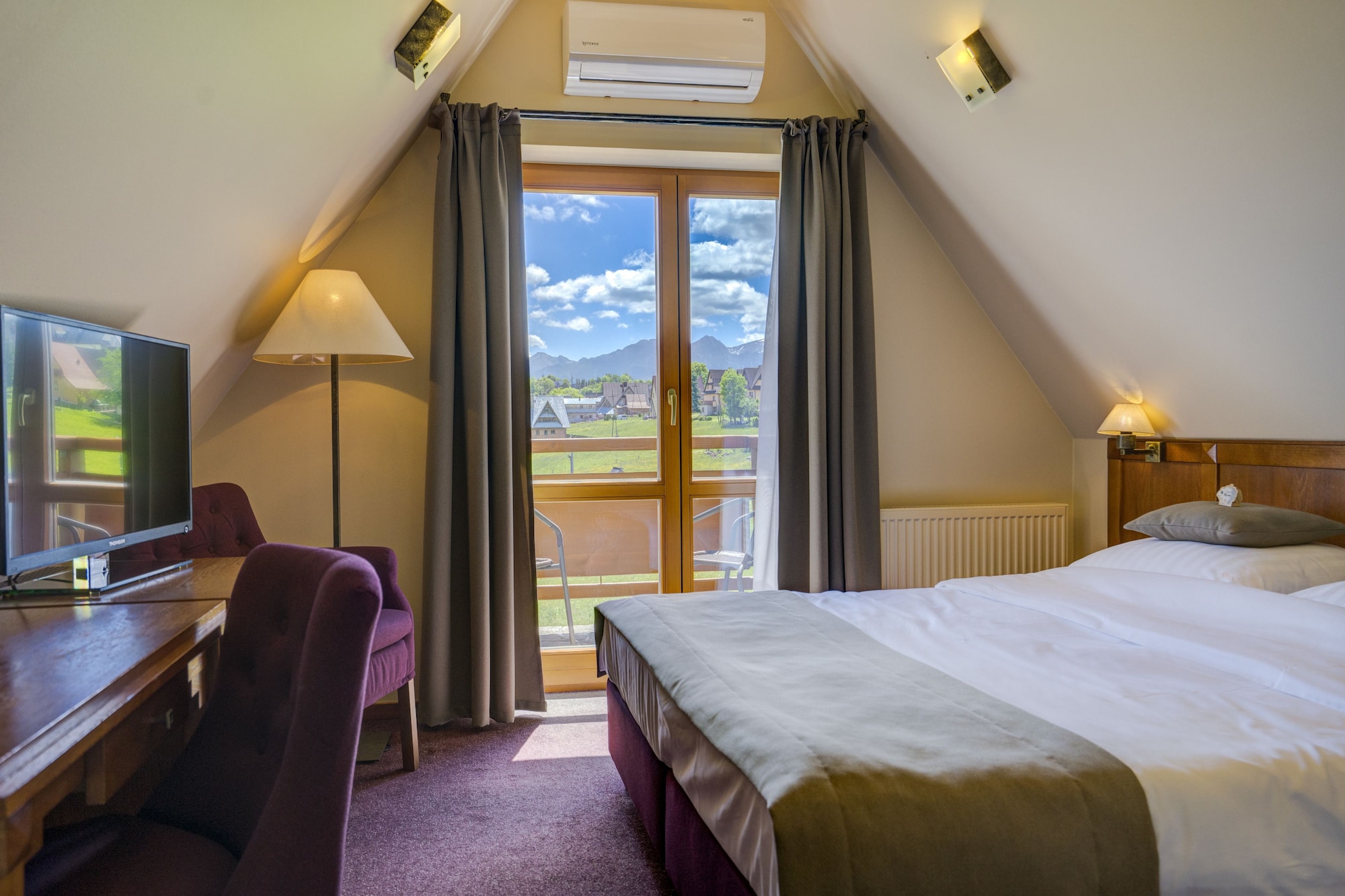 PREMIUM, DOUBLE BED, MOUNTAIN VIEW, BALCONY