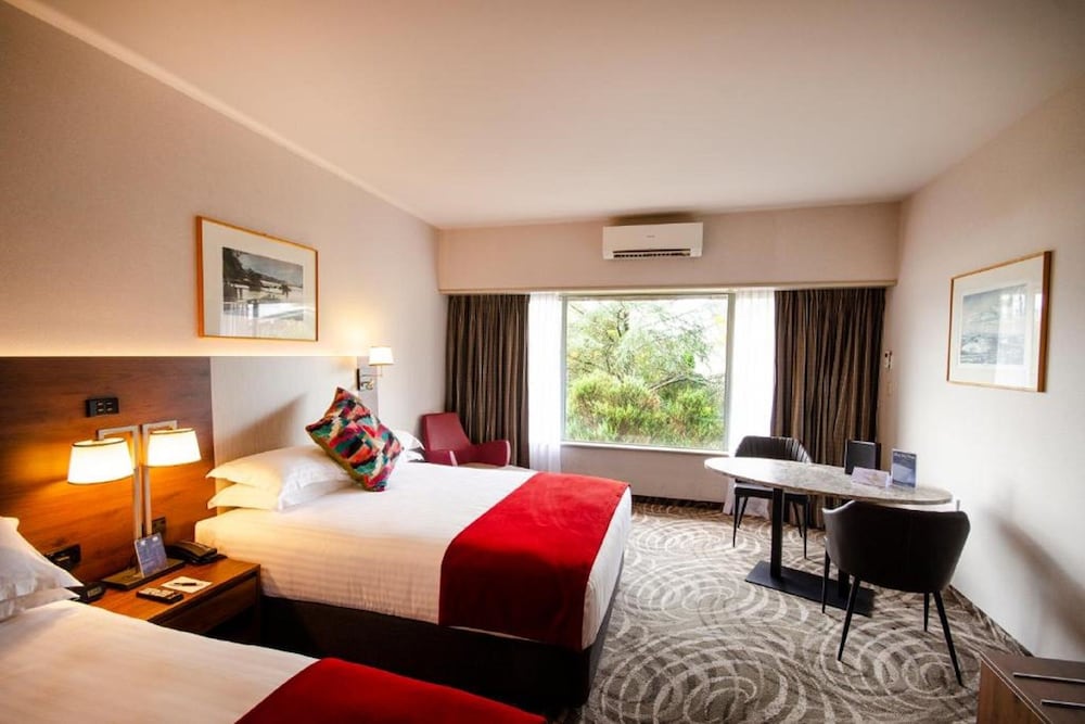 ROOM, TWIN BEDS