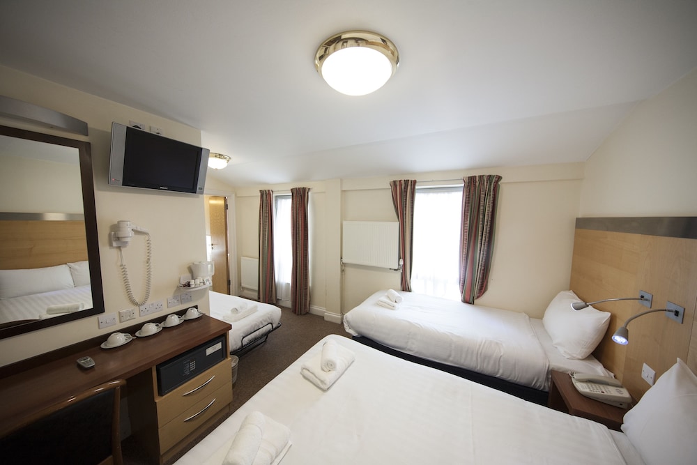 Maiden Oval Hotel 10/28